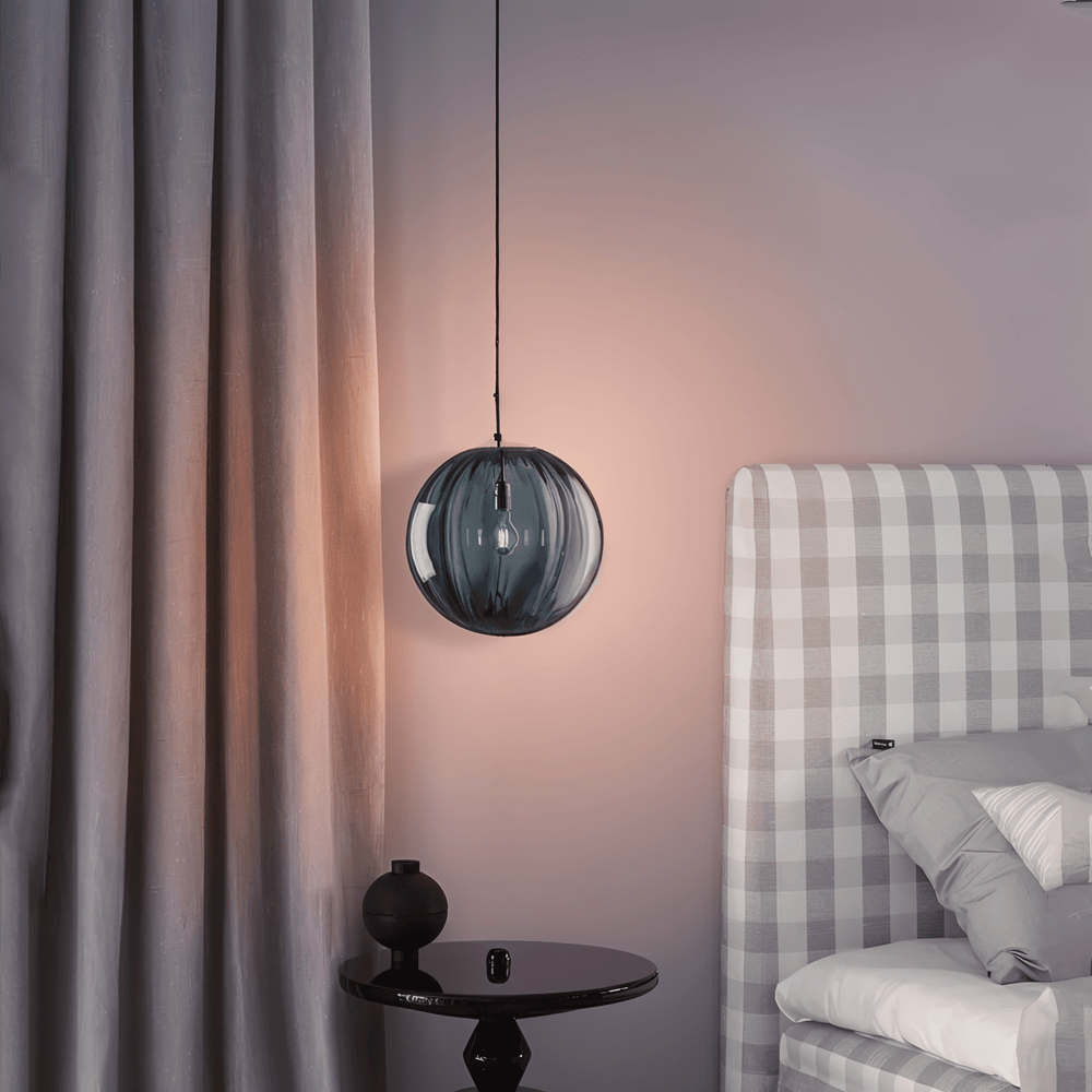 Glasora – Nordisk Pendellampe med Farvede Glasglober