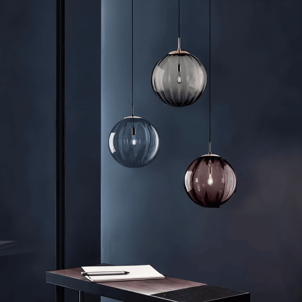 Glasora – Nordisk Pendellampe med Farvede Glasglober