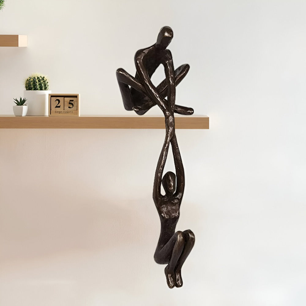 Par skulptur med løftende figur – romantisk moderne dekoration