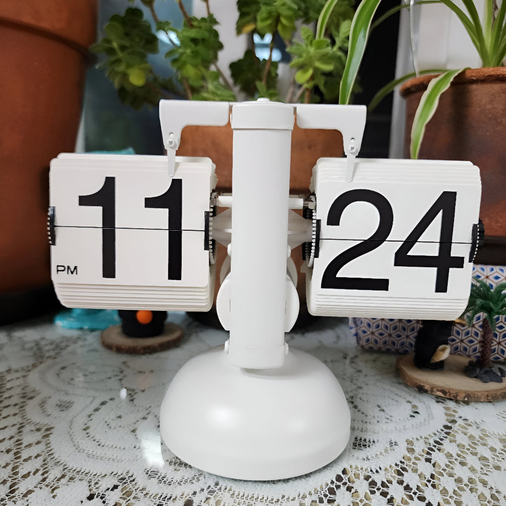 Retro flip ur – minimalistisk bordur med mekanisk display