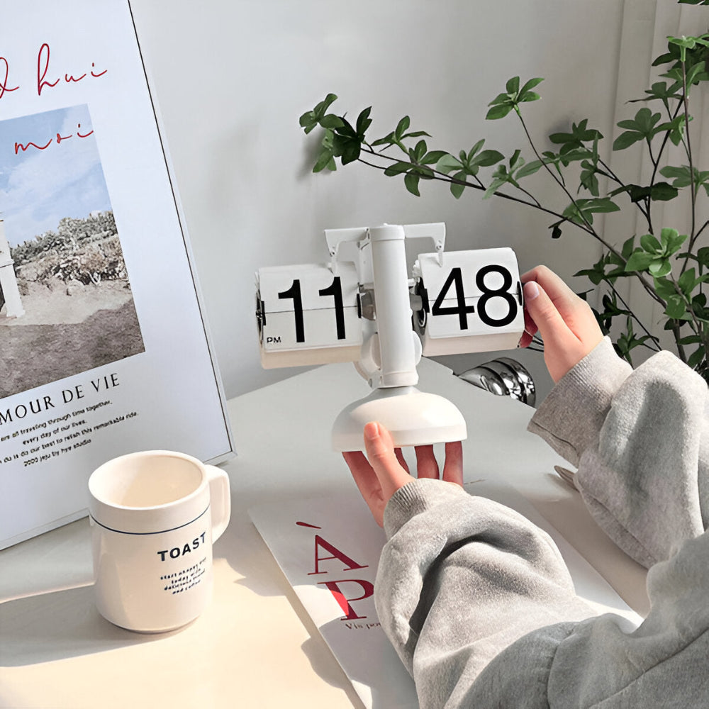 Retro flip ur – minimalistisk bordur med mekanisk display