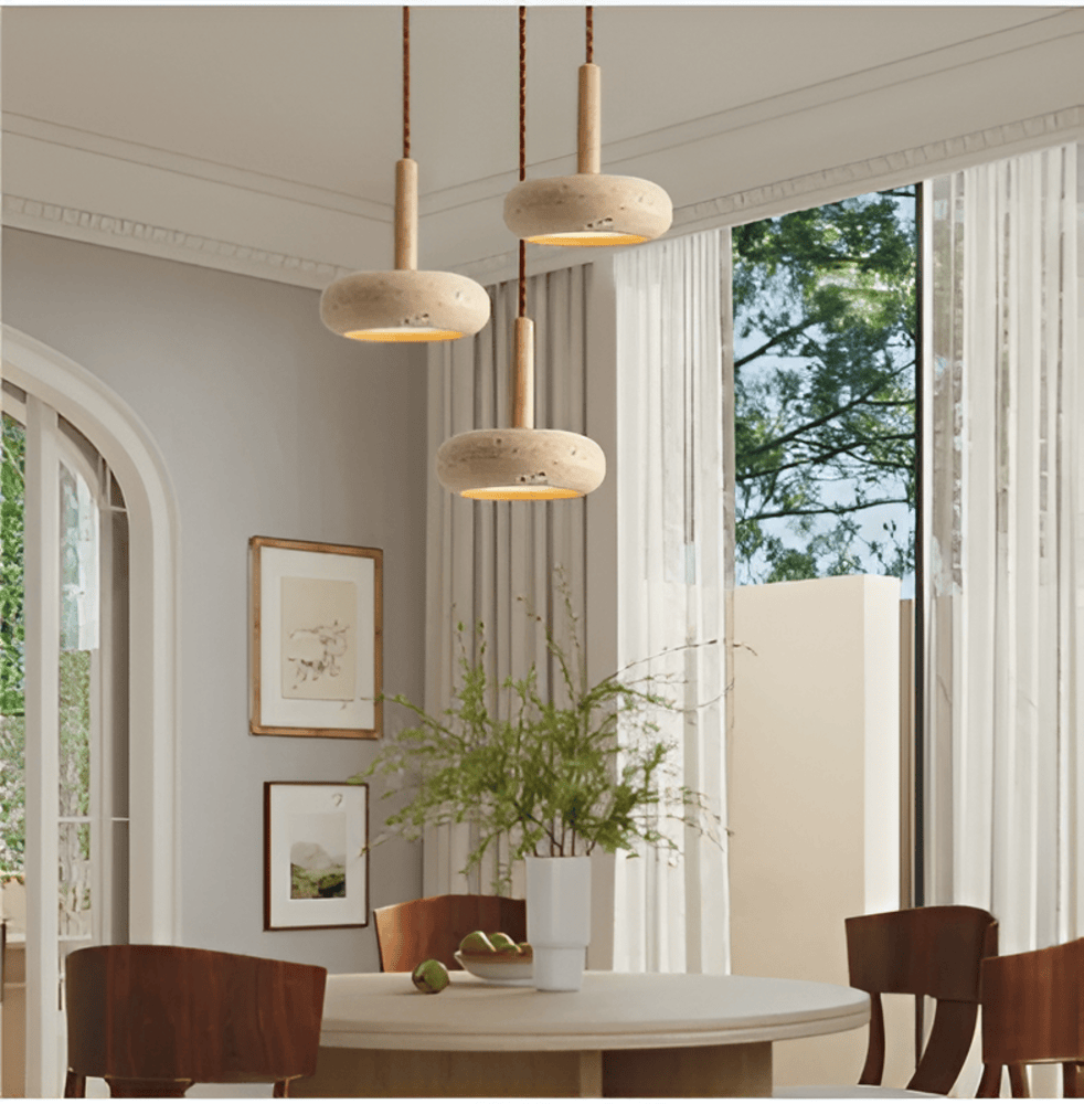 Pendellampe i travertin og træ – naturlig loftlampe