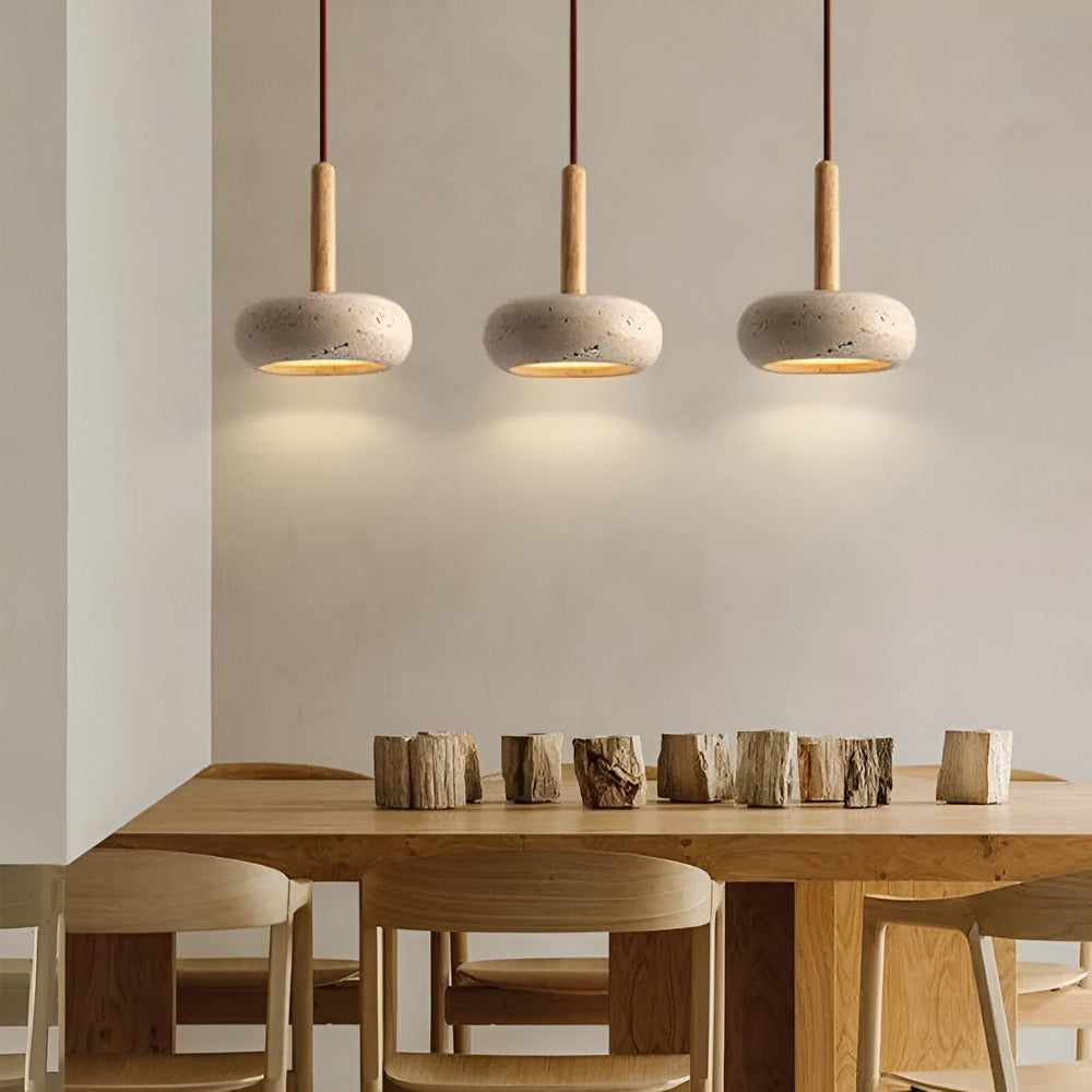 Pendellampe i travertin og træ – naturlig loftlampe