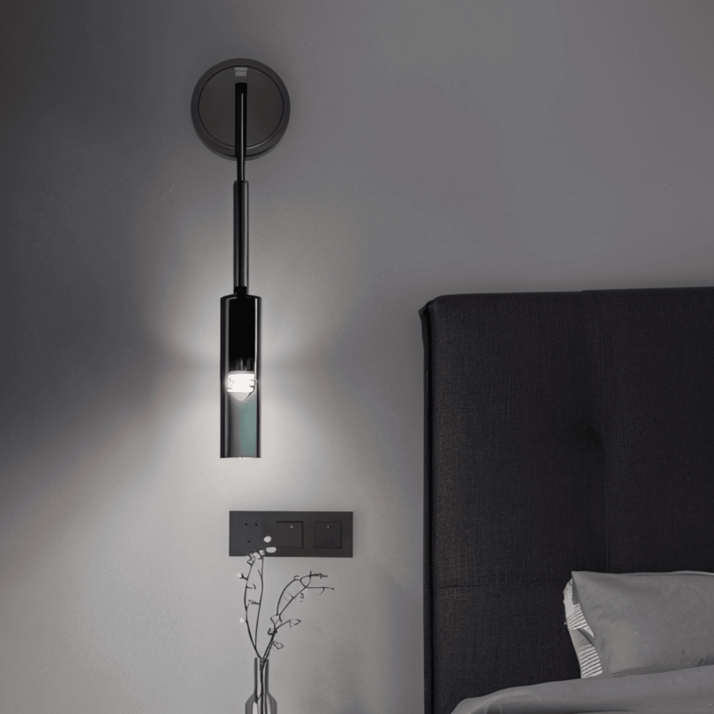 Væglampe i røgfarvet glasrør – minimalistisk design med varm LED