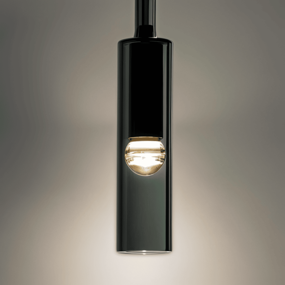 Væglampe i røgfarvet glasrør – minimalistisk design med varm LED