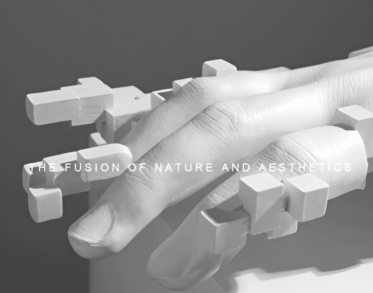 Abstrakt mosaik håndfigur i resin – moderne kunst dekoration