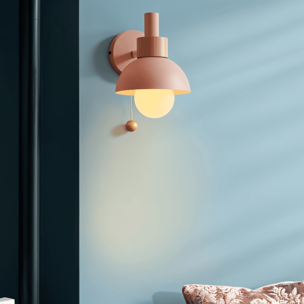 Væglampe i træ og metal – pastel design med træksnor
