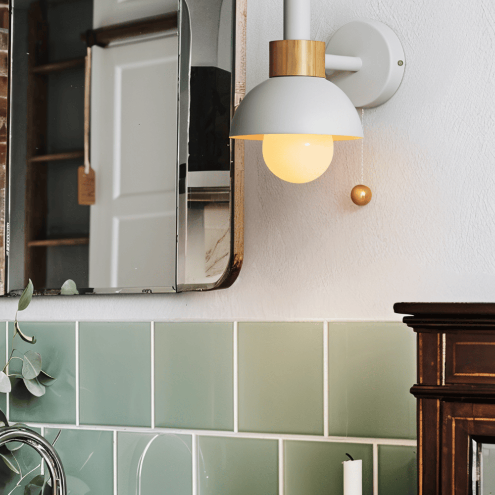 Væglampe i træ og metal – pastel design med træksnor