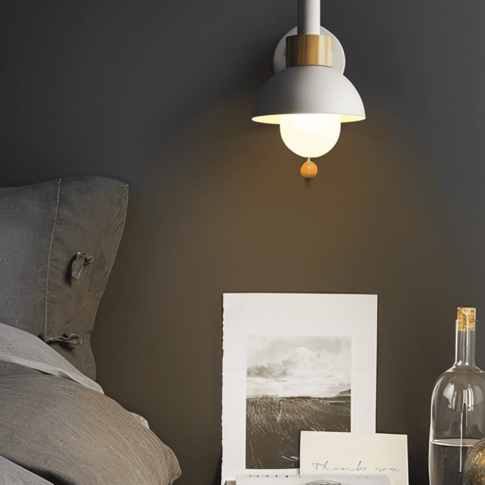 Væglampe i træ og metal – pastel design med træksnor