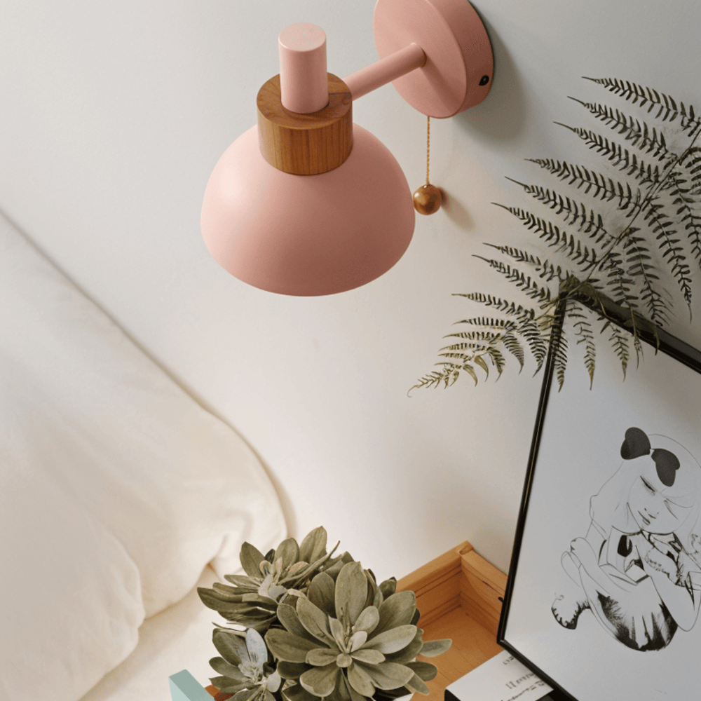 Væglampe i træ og metal – pastel design med træksnor