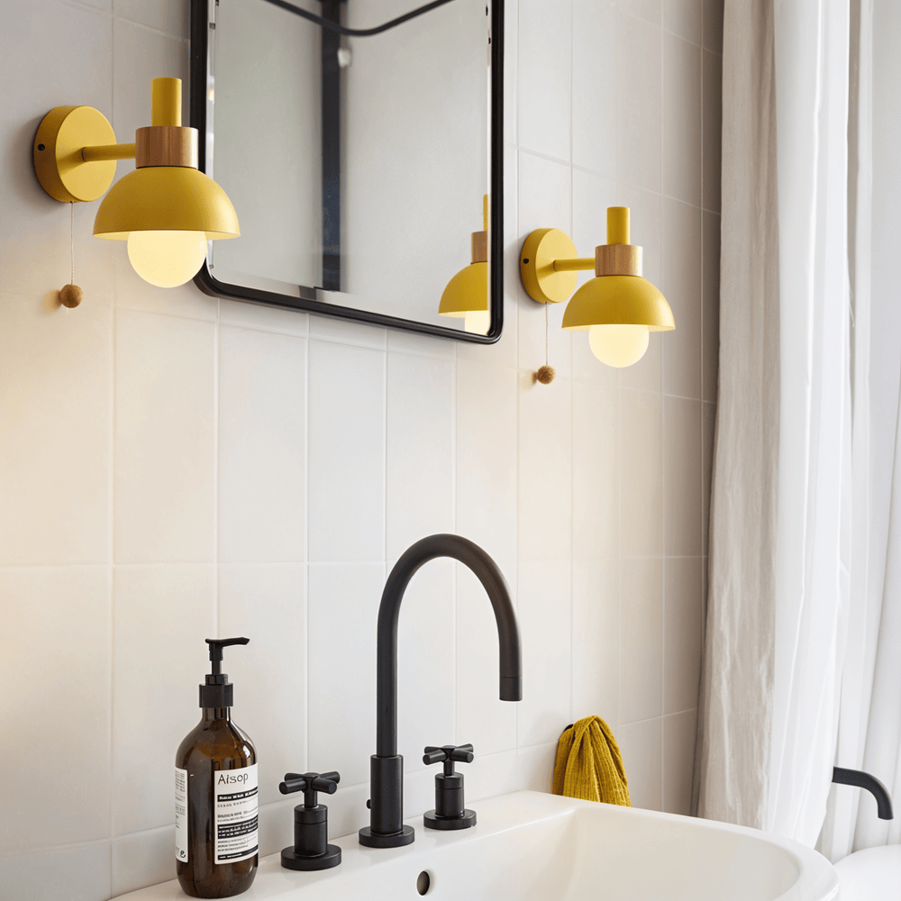 Væglampe i træ og metal – pastel design med træksnor