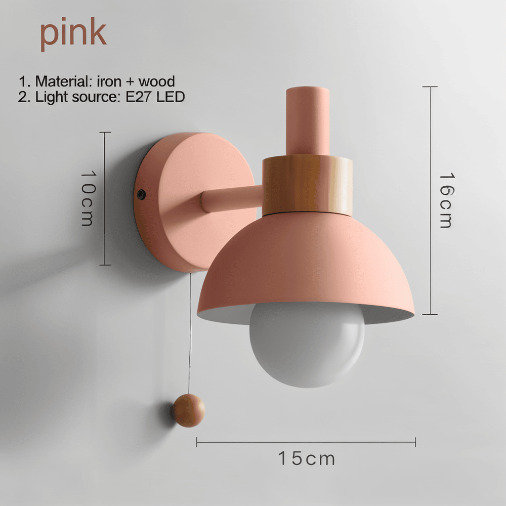 Væglampe i træ og metal – pastel design med træksnor