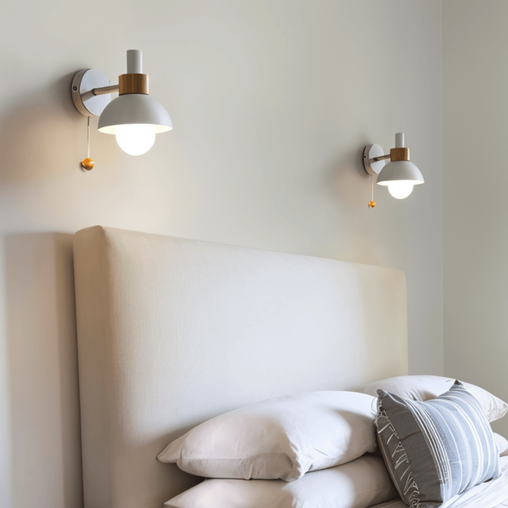 Væglampe i træ og metal – pastel design med træksnor