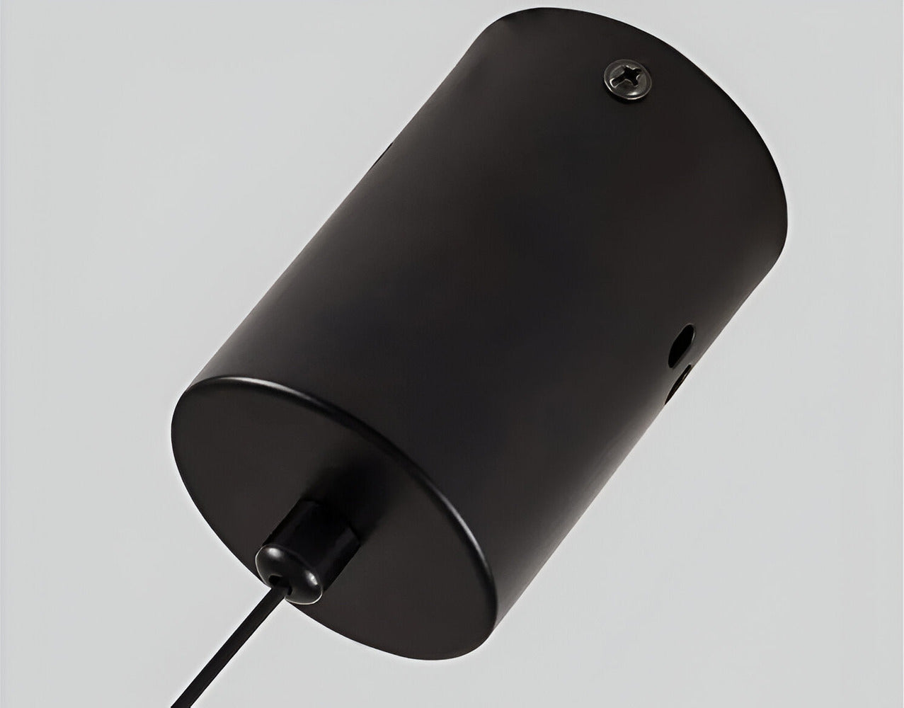 Lang LED loftlampe i sort aluminium – minimalistisk og elegant design