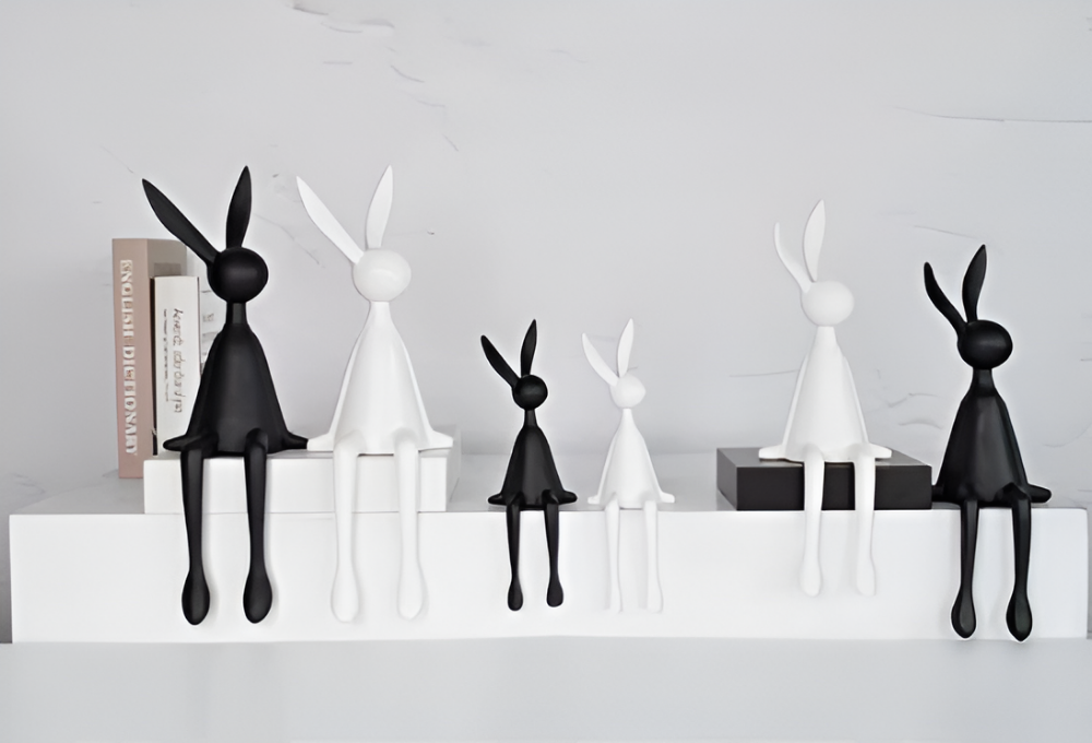 Dekorativ påskehare i moderne design – elegant siddende figur i resin