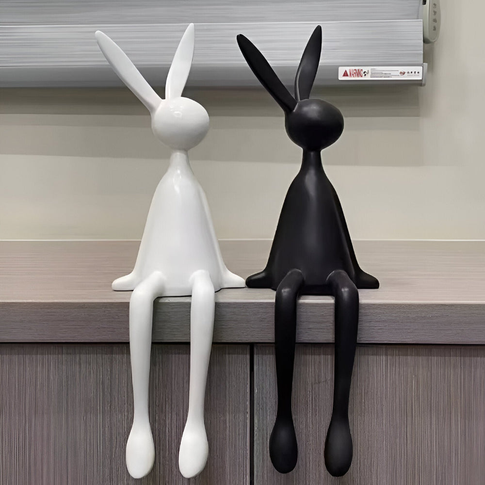 Dekorativ påskehare i moderne design – elegant siddende figur i resin