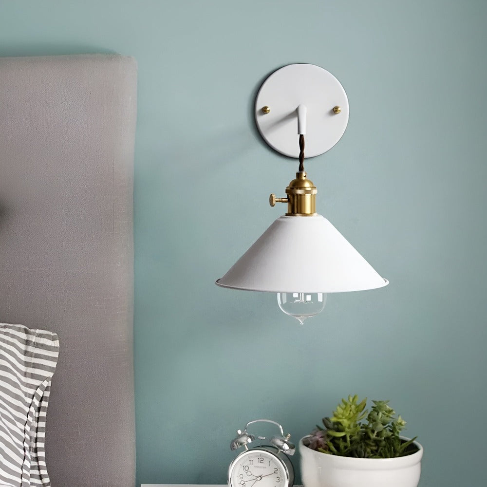 Vintage væglampe i metal – retro konisk design til indendørs belysning
