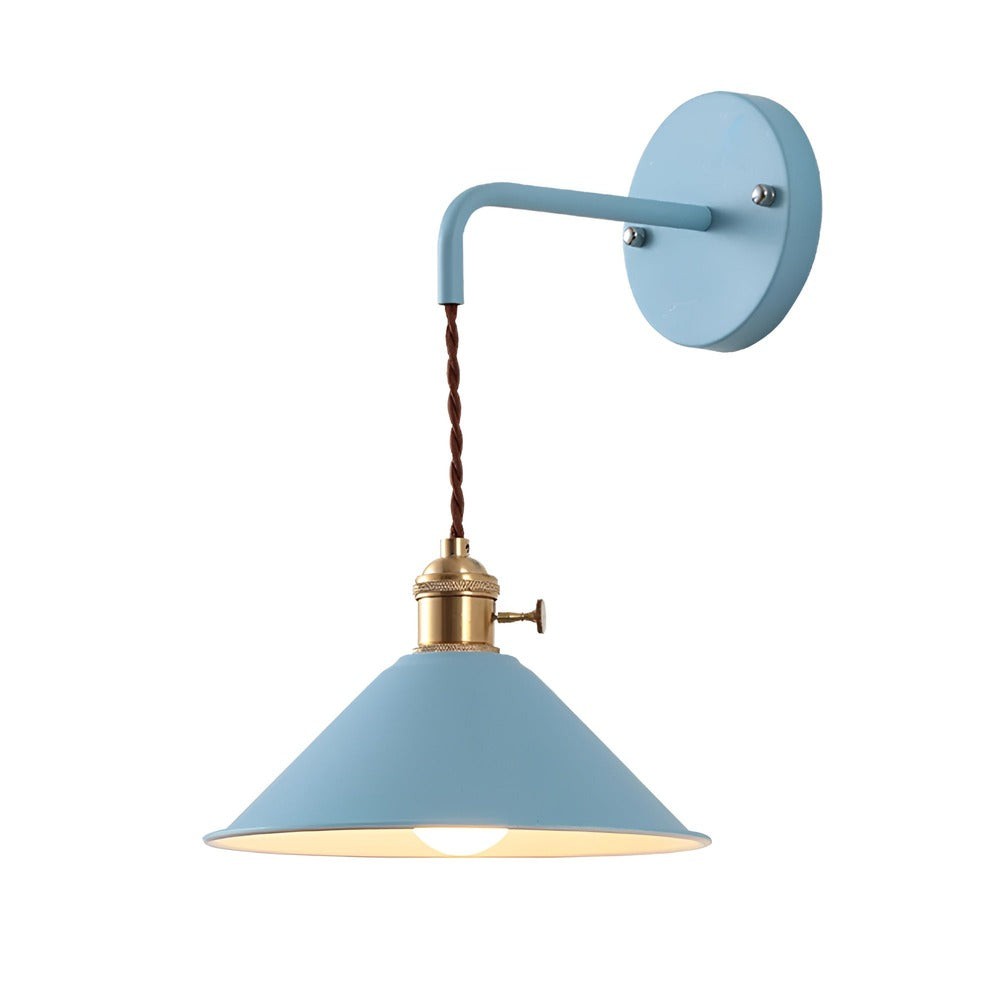 Vintage væglampe i metal – retro konisk design til indendørs belysning