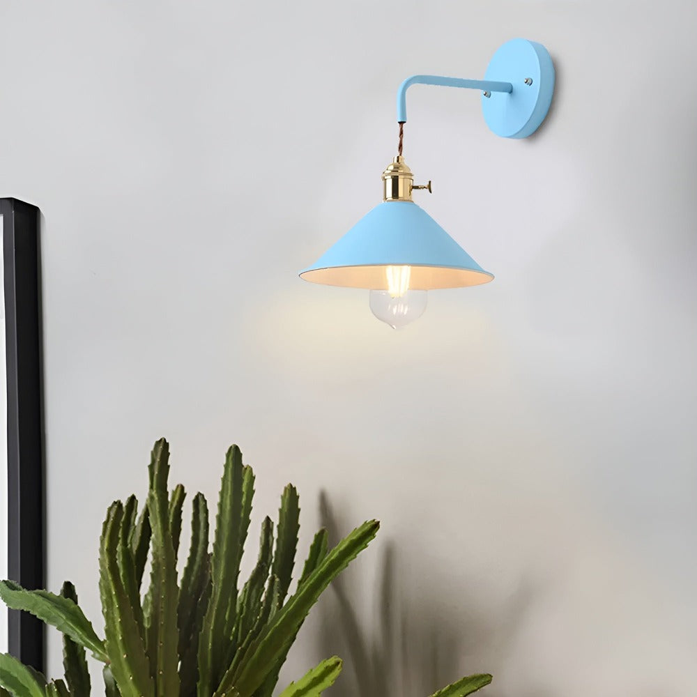 Vintage væglampe i metal – retro konisk design til indendørs belysning
