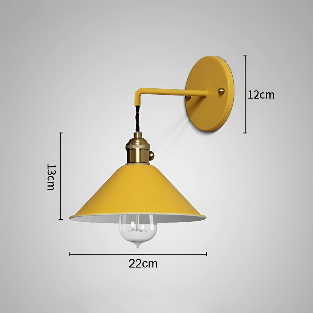 Vintage væglampe i metal – retro konisk design til indendørs belysning