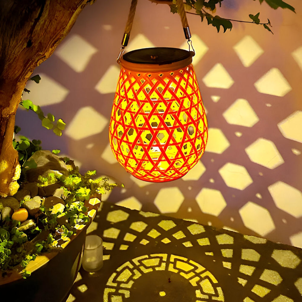 Solcelle lanterne til haven – flettet design med varm LED (IP44)