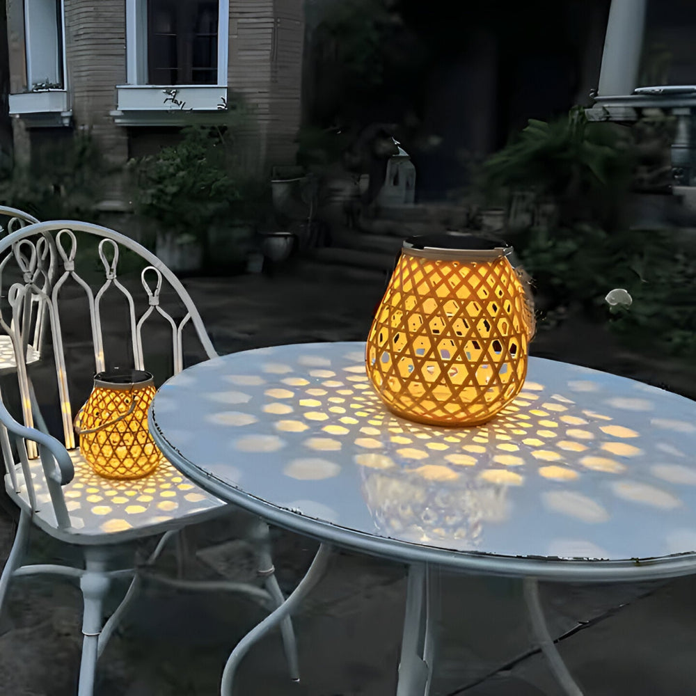 Solcelle lanterne til haven – flettet design med varm LED (IP44)