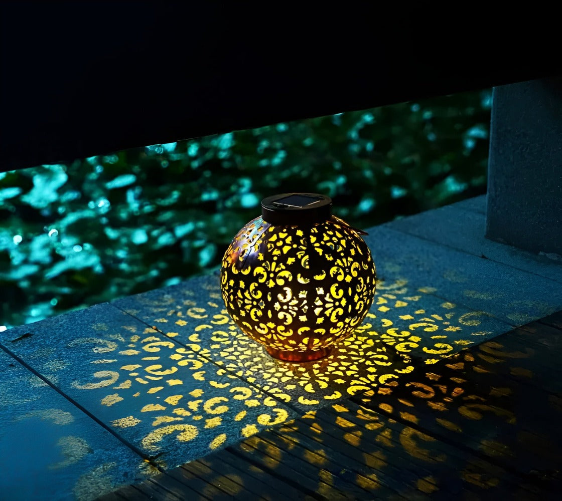 Hængende vintage solcellelampe i metal til have og terrasse