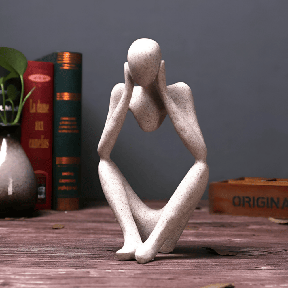 Abstrakt tænkende figur i resin – moderne dekorativ skulptur