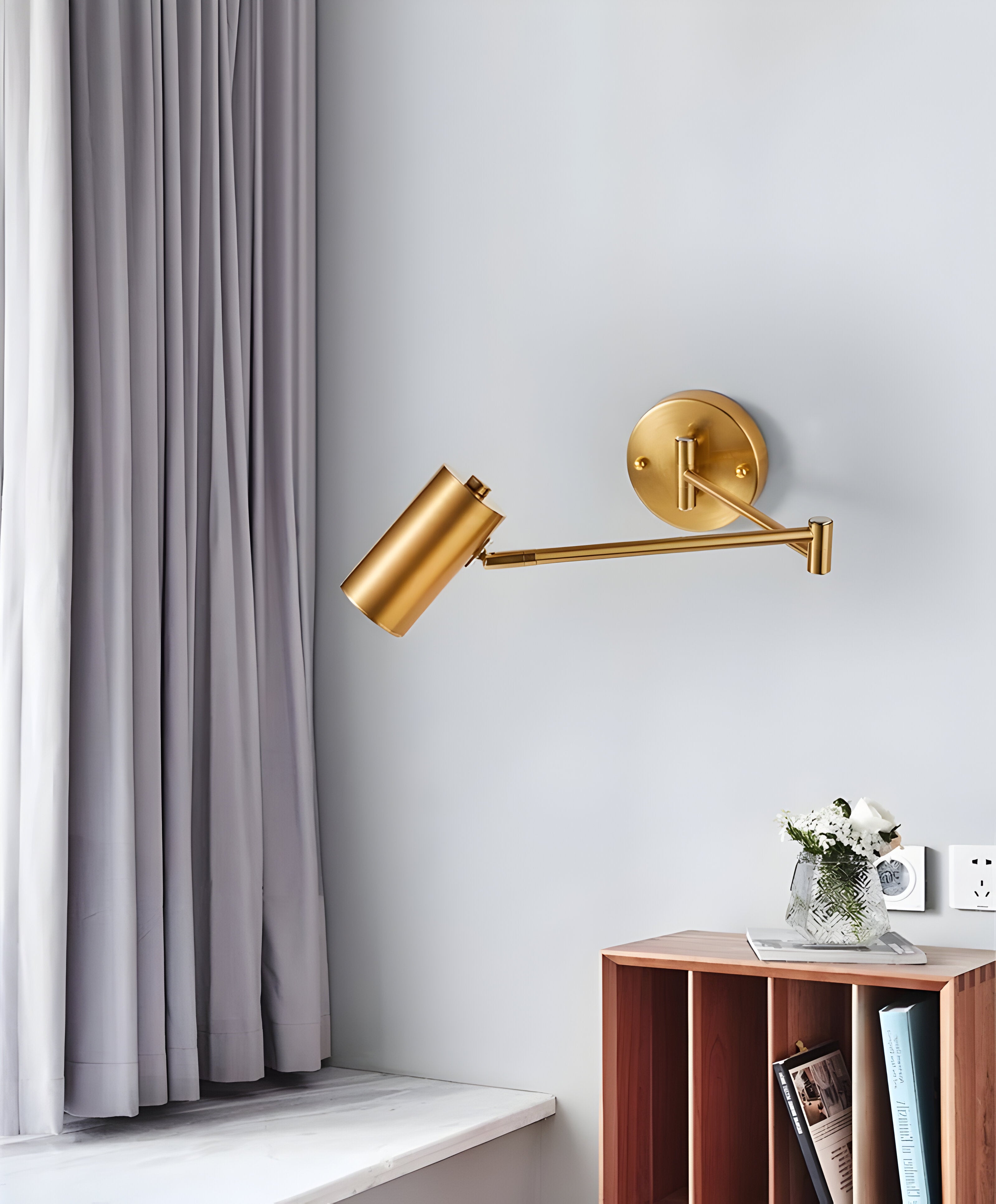 Justerbar væglampe i guld og sort – LED læselampe til soveværelse