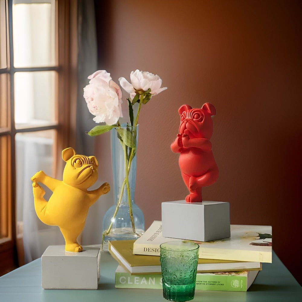 Bulldog skulptur i yoga design – dekorativ og moderne figur