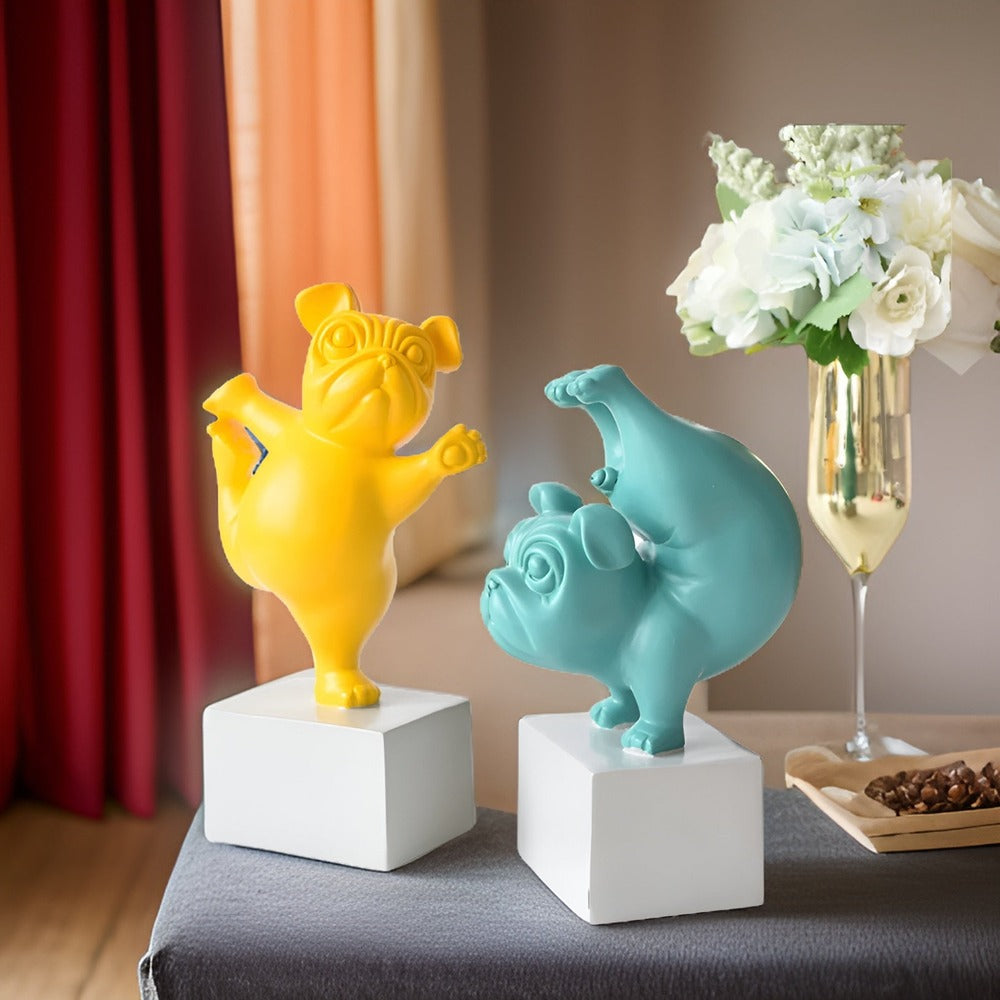 Bulldog skulptur i yoga design – dekorativ og moderne figur