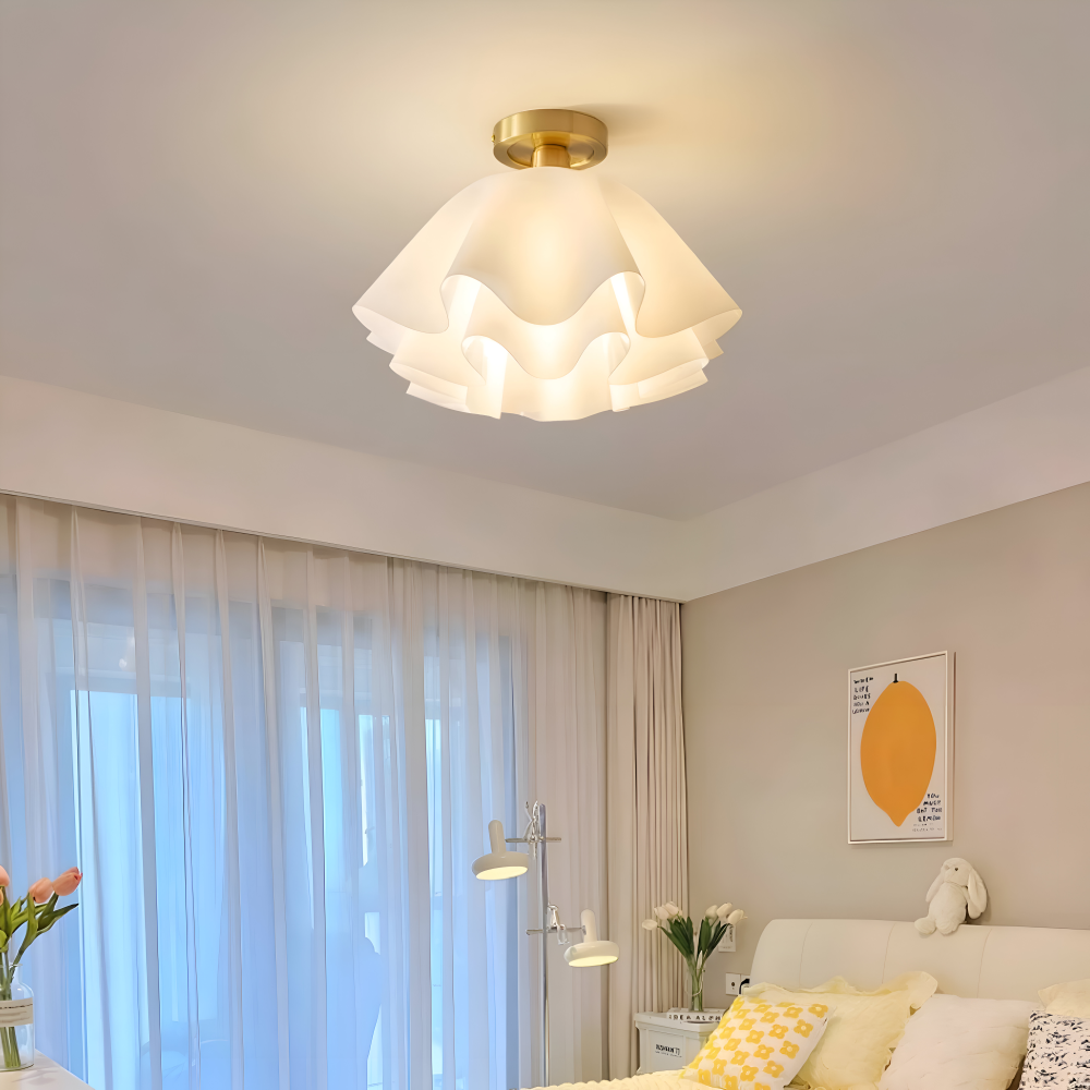 Blomsterformet loftlampe i hvid akryl og messing