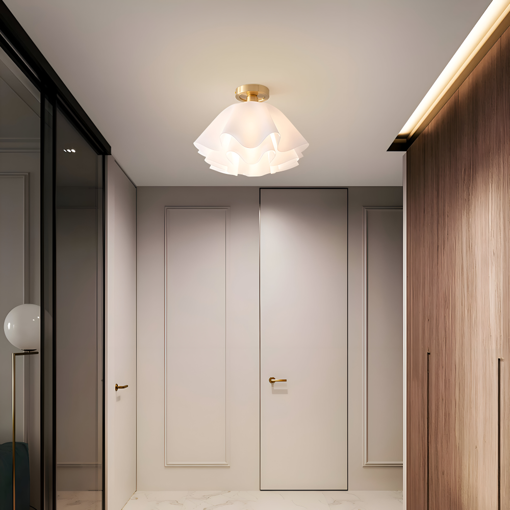 Blomsterformet loftlampe i hvid akryl og messing