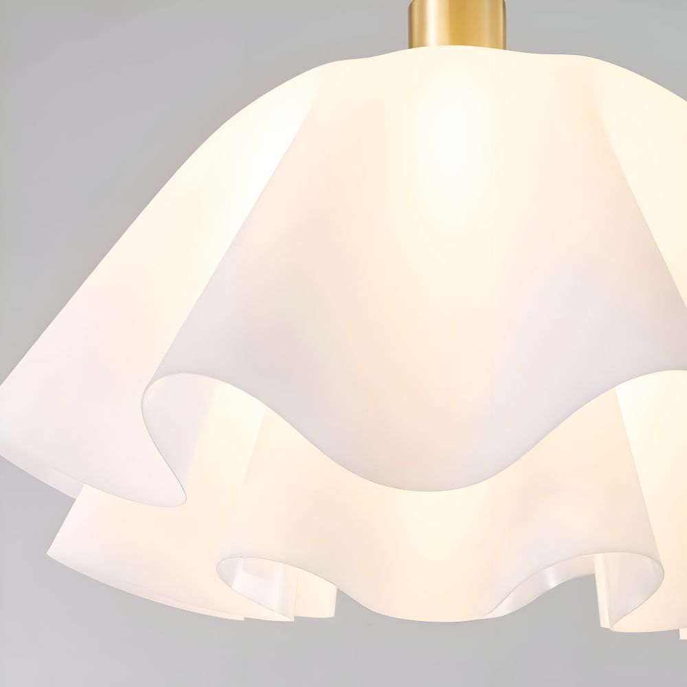 Blomsterformet loftlampe i hvid akryl og messing