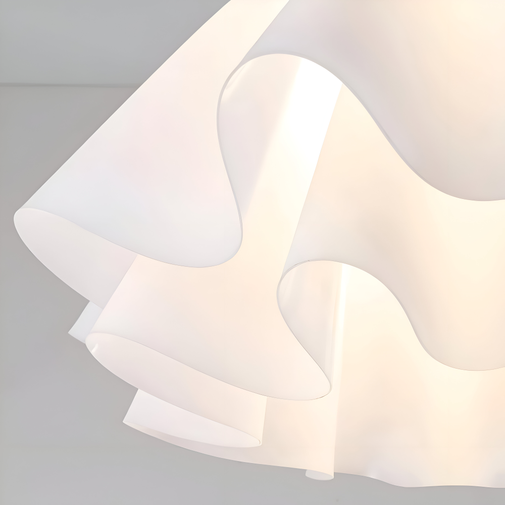 Blomsterformet loftlampe i hvid akryl og messing