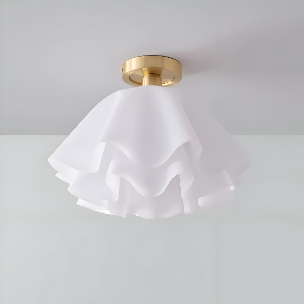 Blomsterformet loftlampe i hvid akryl og messing