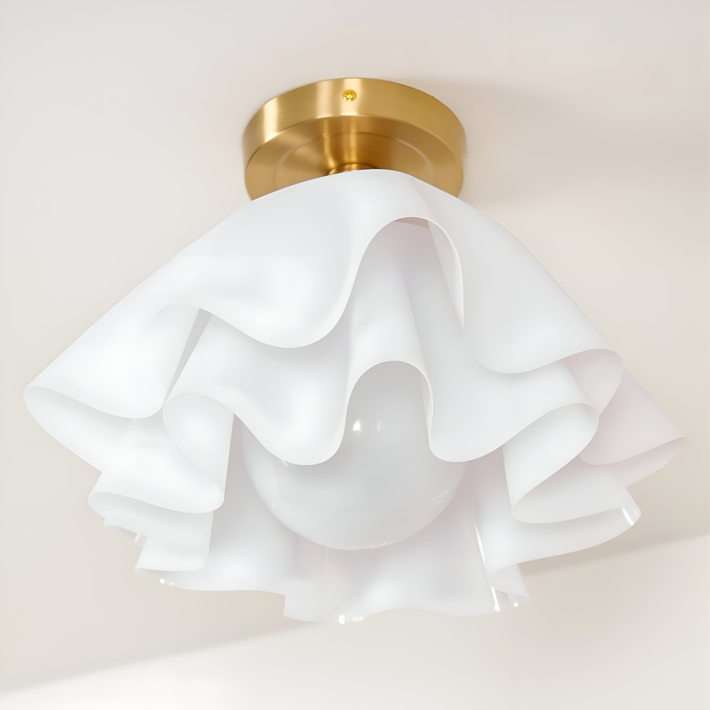 Blomsterformet loftlampe i hvid akryl og messing
