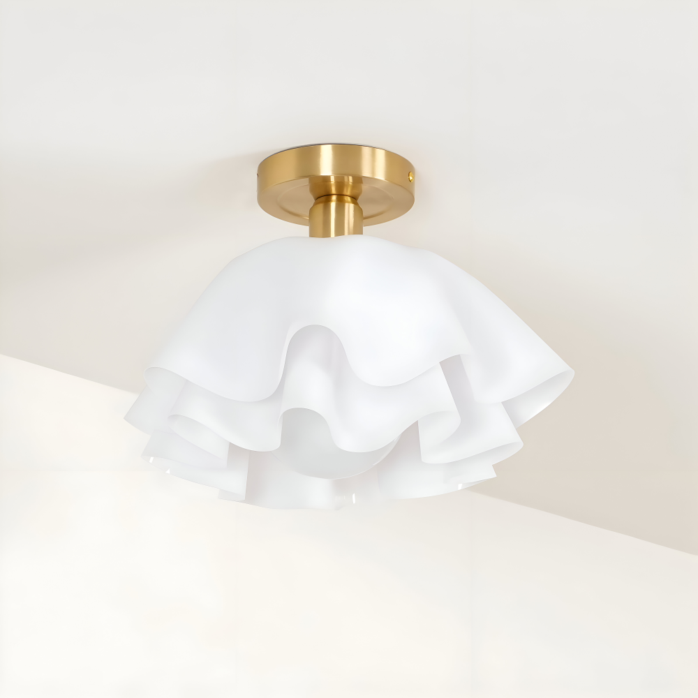 Blomsterformet loftlampe i hvid akryl og messing