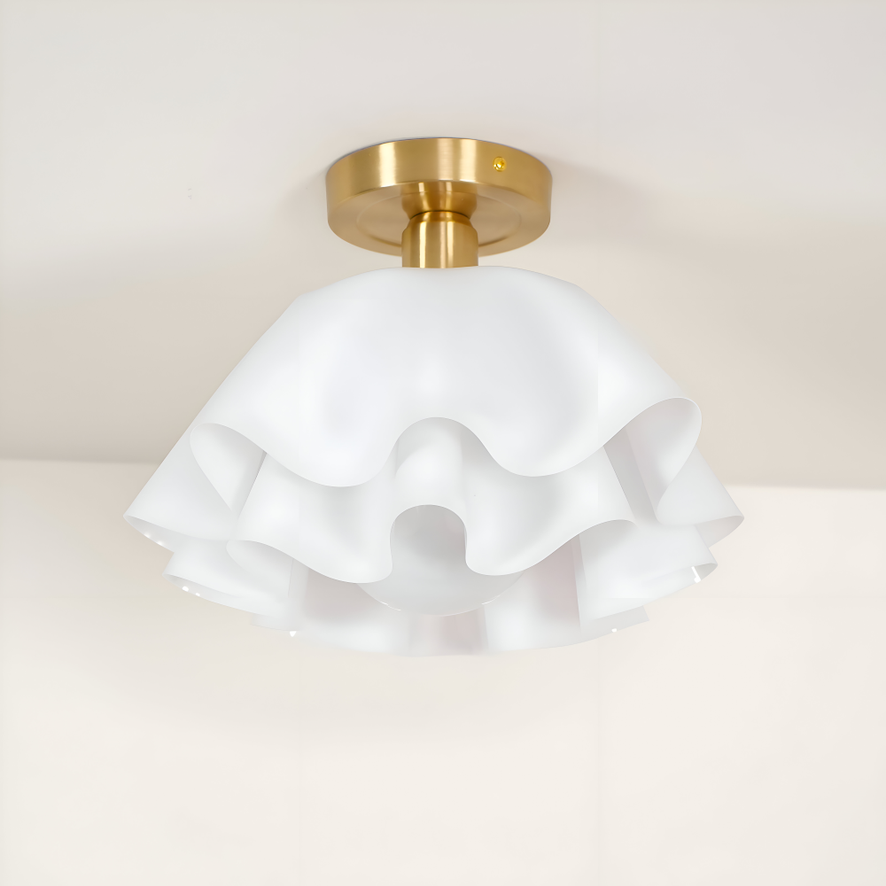 Blomsterformet loftlampe i hvid akryl og messing