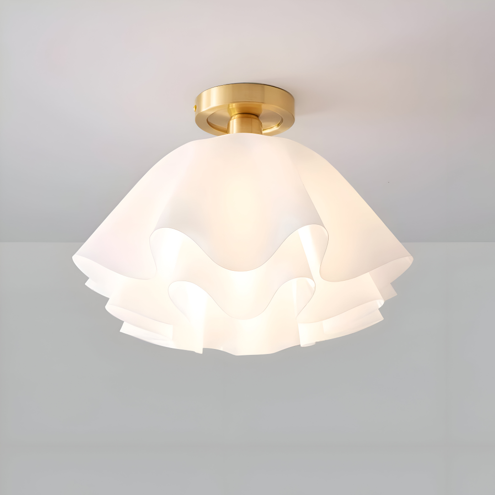 Blomsterformet loftlampe i hvid akryl og messing