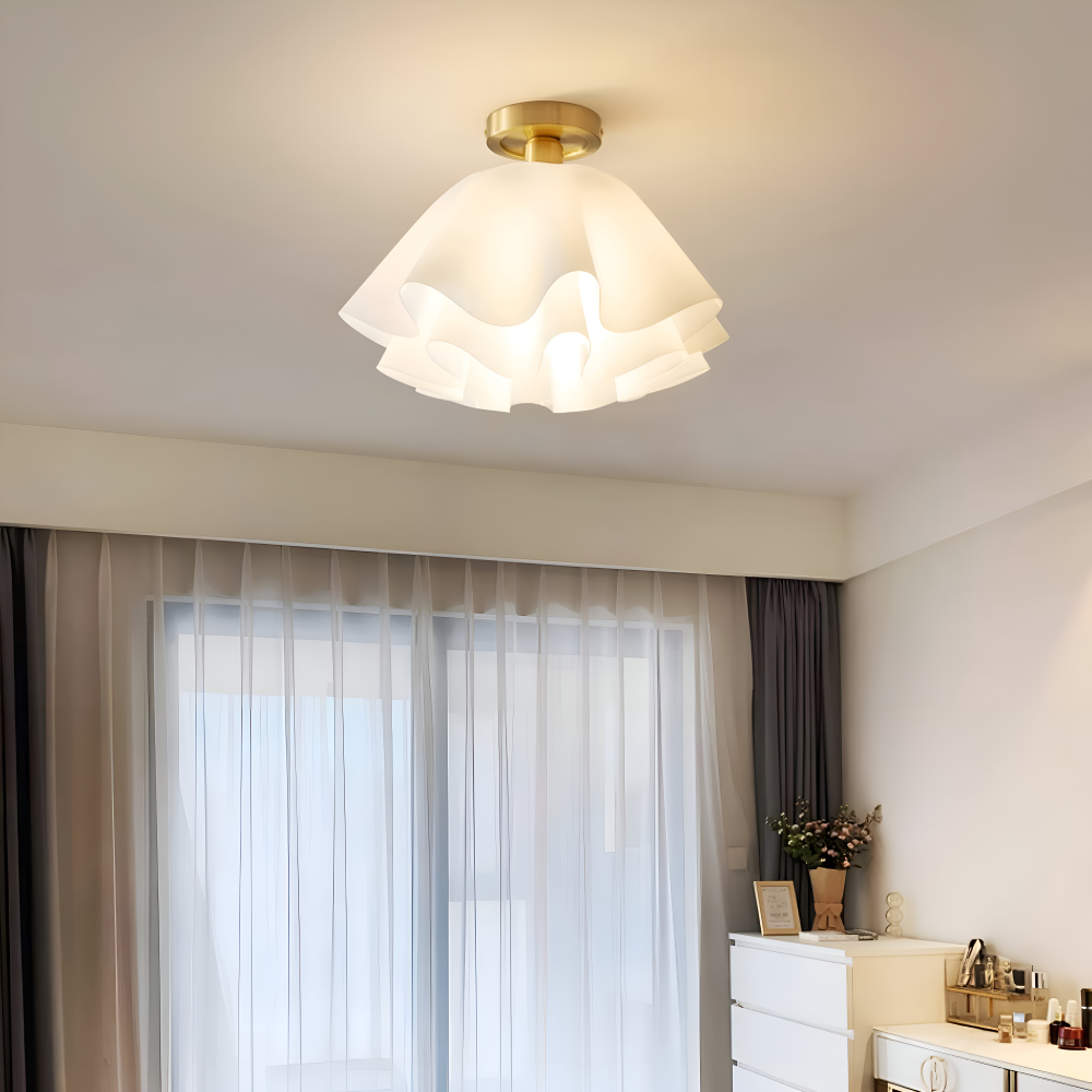 Blomsterformet loftlampe i hvid akryl og messing