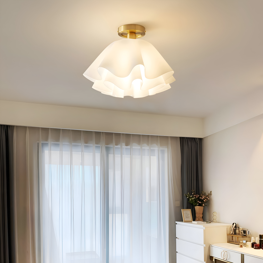 Blomsterformet loftlampe i hvid akryl og messing