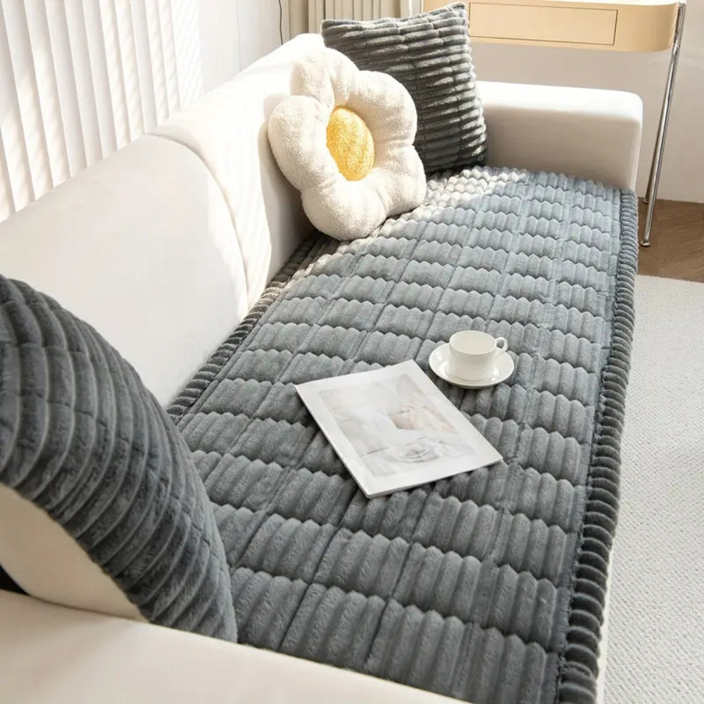 Fløjlsblødt sofaovertræk med plisseret kant