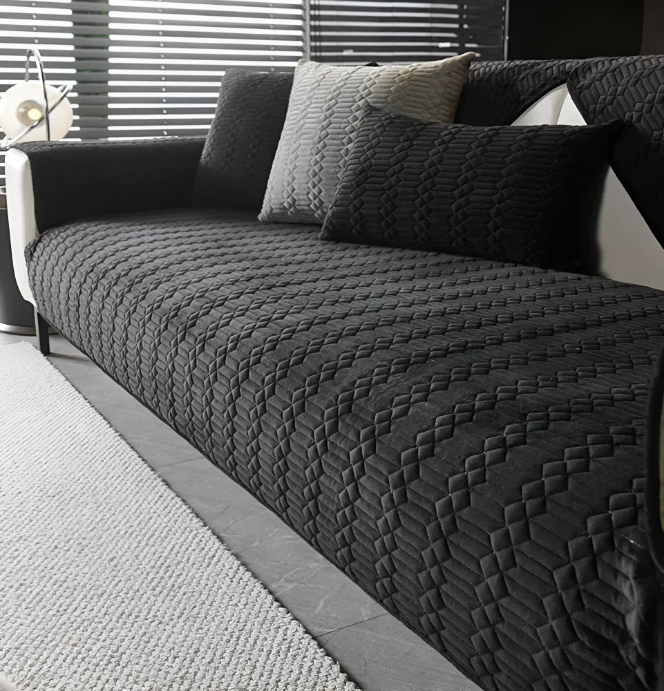 Sort sofaovertræk i plys – skridsikkert med geometrisk struktur