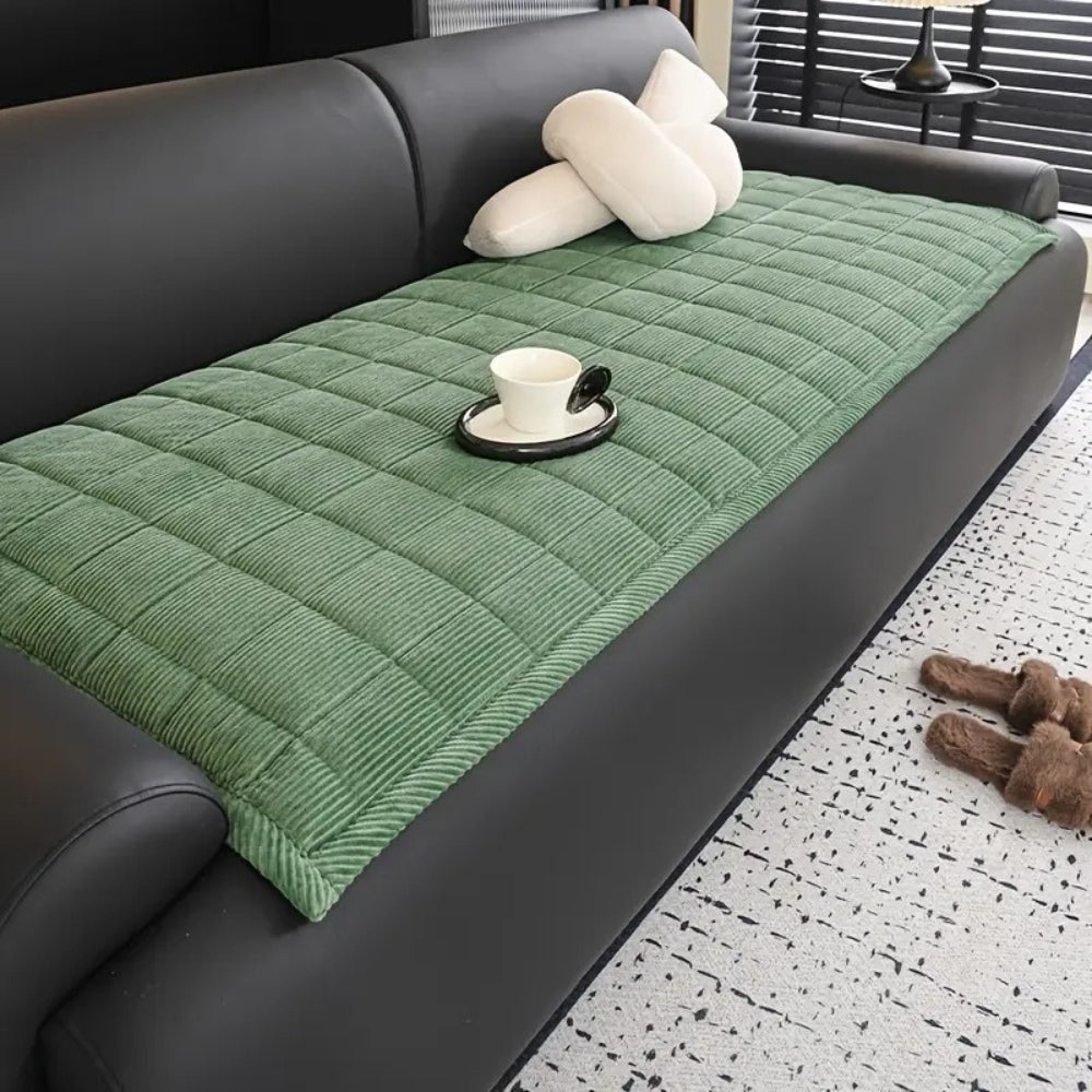 Quiltet sofaovertræk med moderne linjemønster