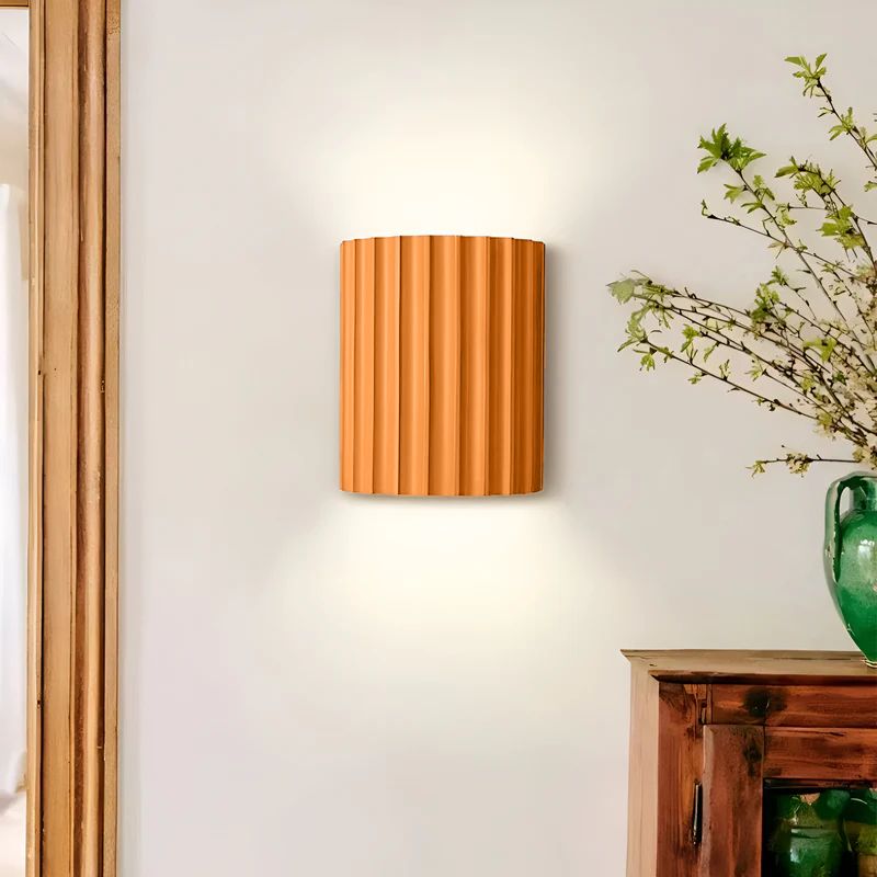 Stravon – Stribet LED Væglampe i Resin med Moderne Nordisk Design