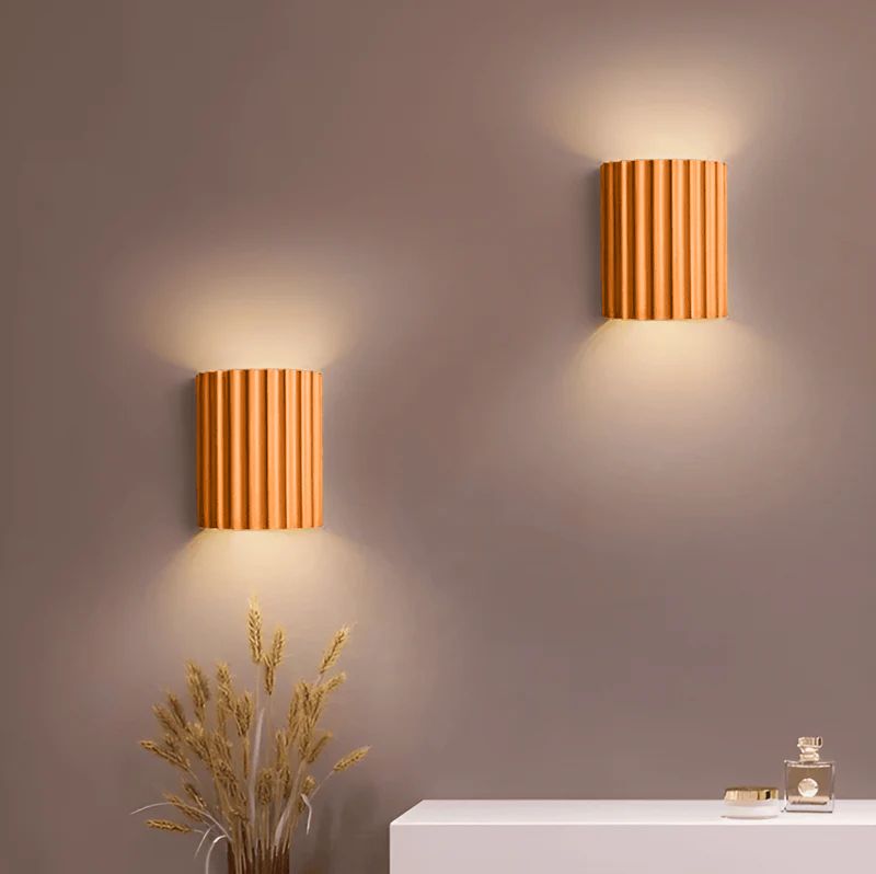 Stravon – Stribet LED Væglampe i Resin med Moderne Nordisk Design