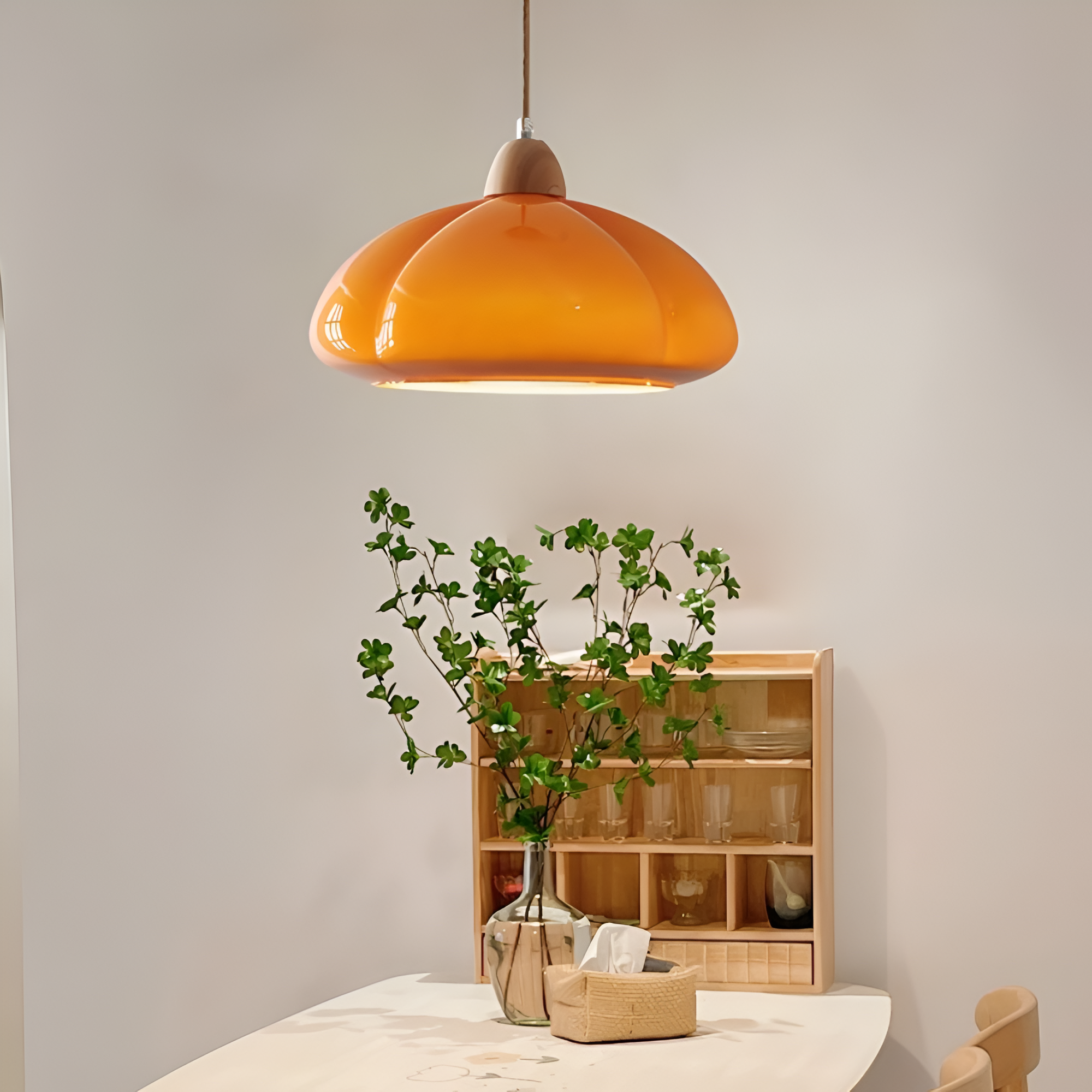 Pendellampe i glas og træ – retro lampe i nordisk design