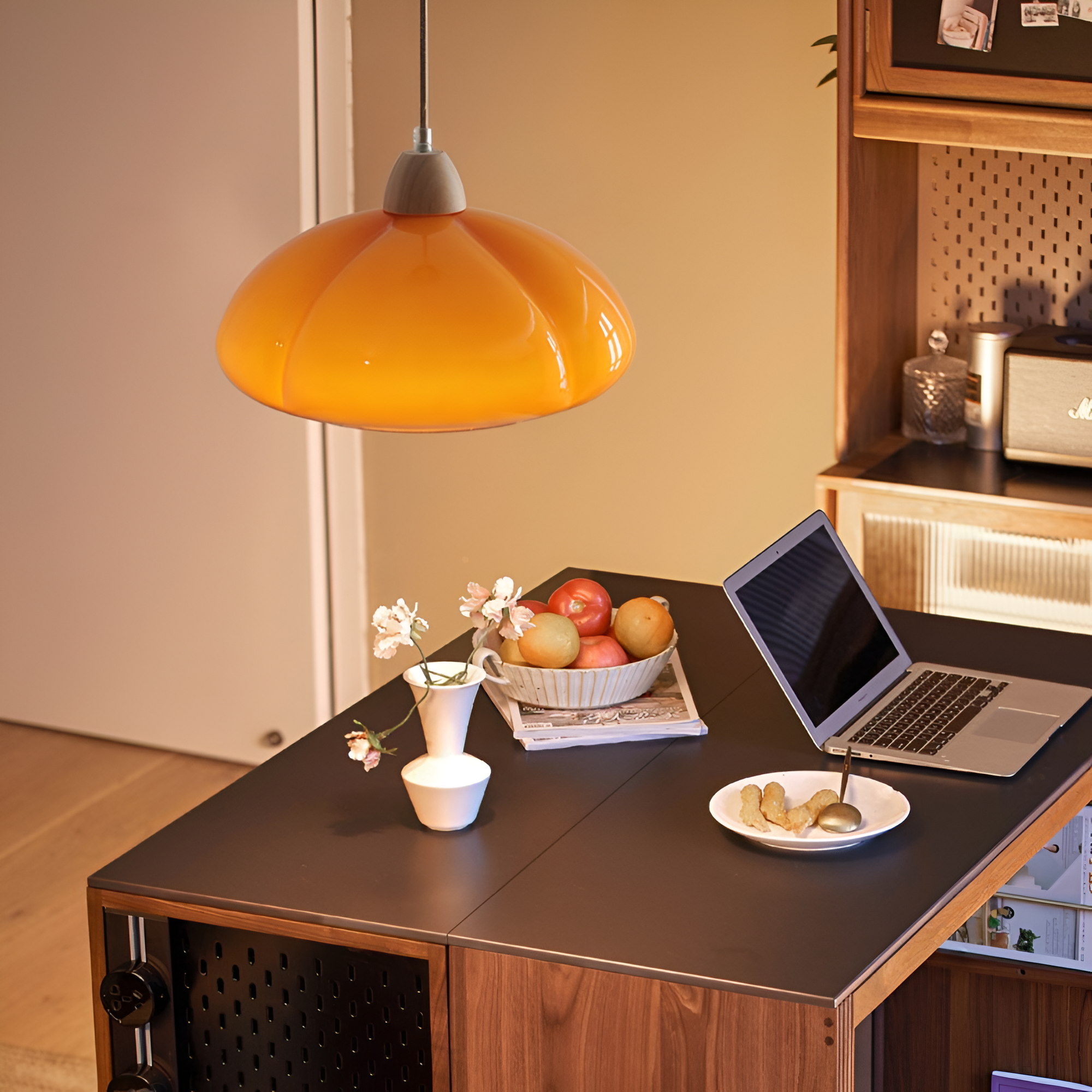 Pendellampe i glas og træ – retro lampe i nordisk design