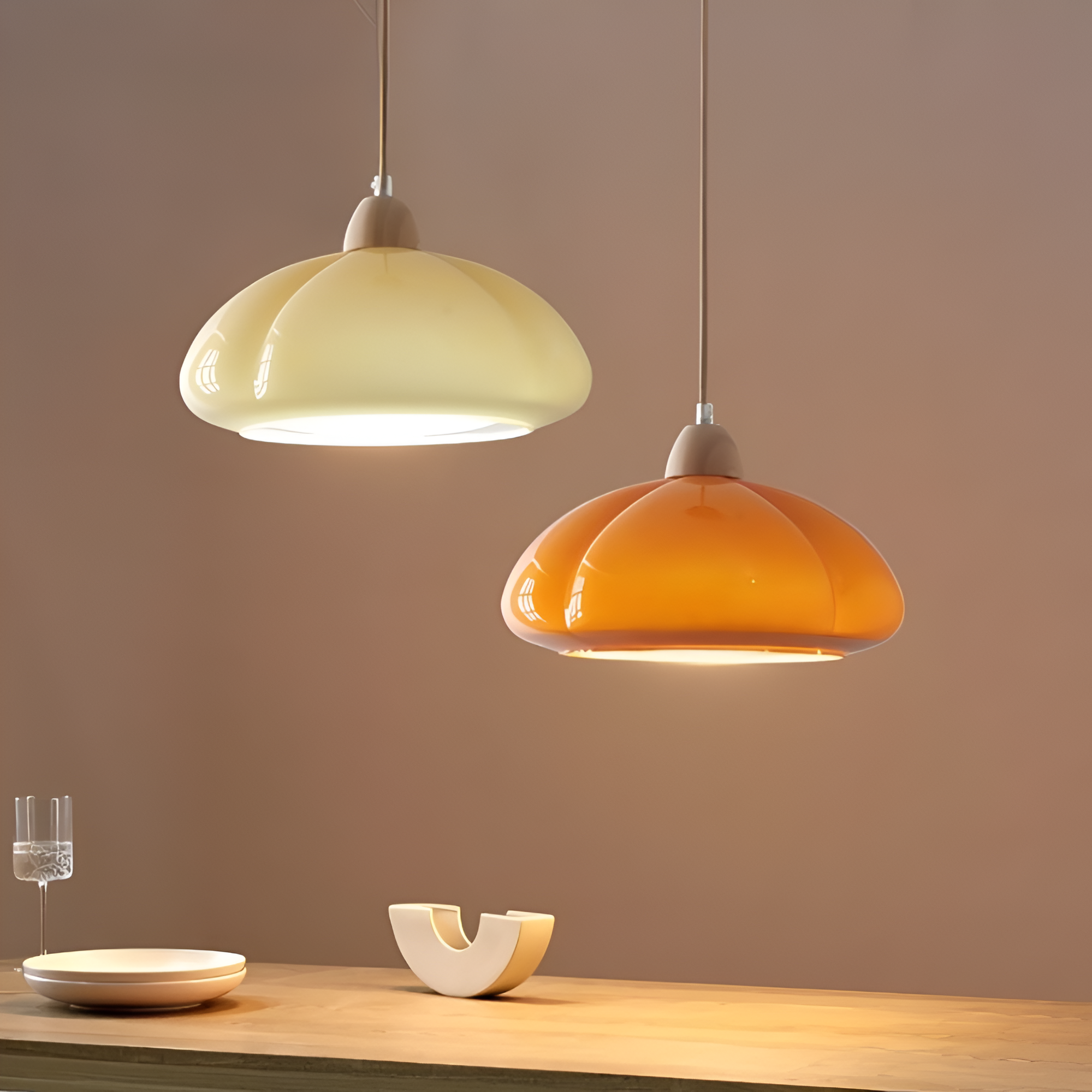 Pendellampe i glas og træ – retro lampe i nordisk design